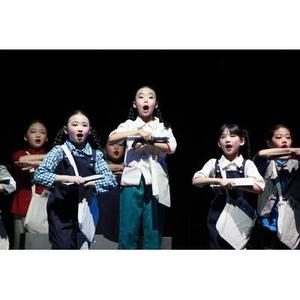 第九届小荷风采儿童《小报童的歌》舞台演出服少儿卖报歌表演书包