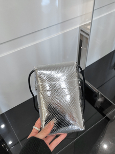 镭射银色手机包女斜挎小包包2023夏天新款迷你轻便放手机的小包包