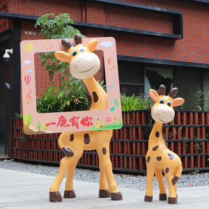 户外卡通动物长颈鹿相框玻璃钢雕塑景区公园游乐园幼儿园网红摆件