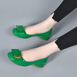 亮皮2024新款时尚粗跟低跟舒适绿色外穿舒适豆豆高端女浅口鞋