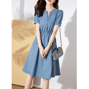 夏季新款蓝色收腰显瘦连衣裙时尚通勤气质小V立领设计感中长A字裙