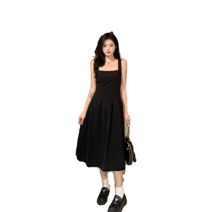 UR大码奥黛丽赫本风吊带连衣裙夏季新款法式高级感气质小黑裙