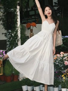 乐町2024夏季新款法式V领白色吊带连衣裙女收腰设计感小众气质小