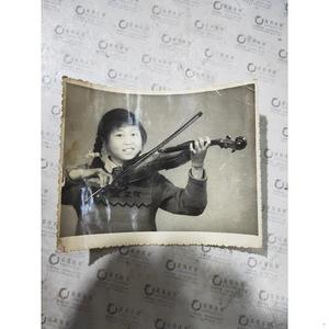 七八十年代左右  拉小提琴的小姑娘 毛衣上绣字不详不详 50132001
