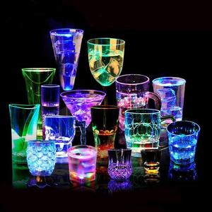 LED杯子发光水杯七彩创意魔术闪光杯遇水倒水感应就会亮的变色杯