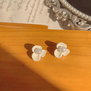 S925银针超仙白色花朵耳钉2024年春夏新款珍珠圆圈气质耳饰耳环
