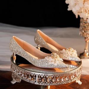 结婚红皮鞋香槟色不累脚新娘婚纱鞋2024新款伴娘鞋礼服低跟单鞋