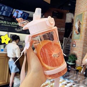 韩国清新男女学生运动便携吸管塑料杯大容量刻度水杯子可斜跨背带