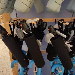 2024珠海纪念品太阳伞纯手工木雕企鹅北极熊手柄黑胶锁骨雨伞