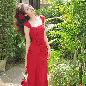 法式复古方领鱼尾吊带连衣裙子女收腰气质高级感红色印花长裙夏季