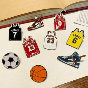 NBA球星球衣胸针科比24号乔丹篮球金属徽章男女个性包包装饰别针