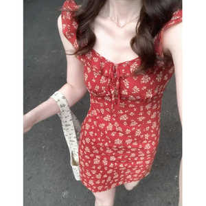 法式复古红色碎花小飞袖连衣裙女夏季修身显瘦海边度假风性感短裙