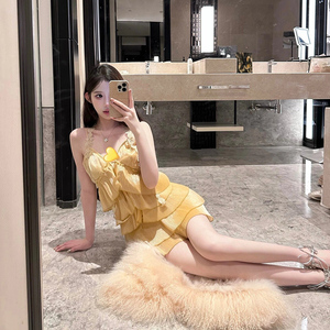 黄色蕾丝V领吊带连衣裙女小众设计绝美气质收腰又甜又辣蛋糕裙子