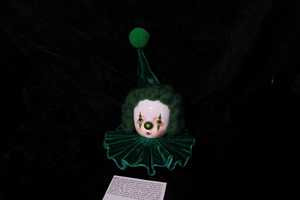 原创独立设计古董娃娃皮耶罗小丑祖母绿圣诞小丑胸针