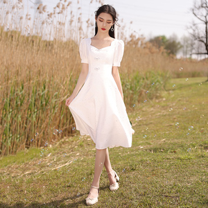 白色小晚礼服裙女宴会气质平时可穿中长款缎面法式方领高级感洋装