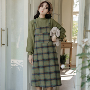 韩版绿色格子背带裙两件套连衣裙女秋冬2023新款法式复古显瘦裙子