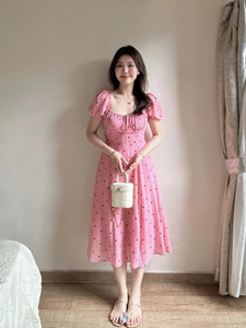 GUOGEV 粉红色法式绣花连衣裙女夏度假风修身碎花方领泡泡袖裙子