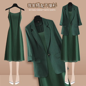 2024春夏时尚绿色小西装外套女宽松复古墨绿绑带吊带连衣裙两件套