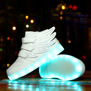 白色秋冬充电发光板鞋男童翅膀鞋女童高帮运动鞋中大童学生带灯鞋