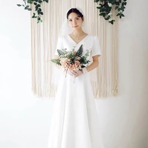 森系旅拍轻婚纱超仙新娘V领白色简约韩版缎面气质显瘦轻纱出门纱
