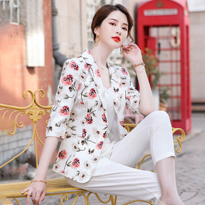 白色印花小西装外套女新款2021春季时尚休闲韩版气质修身西服上衣