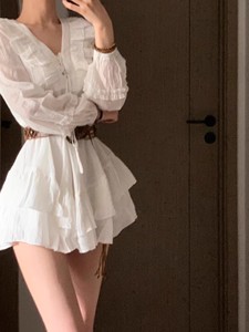 白色荷叶边长袖V领衬衫连衣裙女初秋新款甜美设计感收腰显瘦短裙