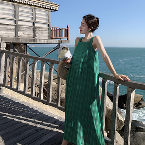 绿色复古风琴褶吊带连衣裙黑色宽松显瘦三亚度假旅行沙滩裙长裙夏