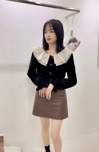 超逸世家2023秋季新款娃娃领单排扣衬衫女韩版宽松喇叭袖丝绒上衣