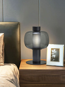 现代简约轻奢卧室床头灯北欧风格设计师款样板房书桌装饰玻璃台灯