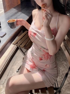 玫瑰印花吊带连衣裙女夏季设计感修身显瘦纯欲性感荡领长款包臀裙