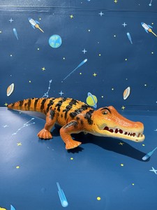 好玩电动鳄鱼玩具爬行儿童大鳄鱼会动短吻鳄男孩玩具超大仿真动物
