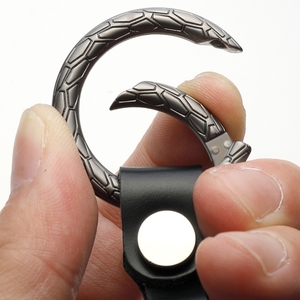 不锈钢创意弹簧圈时尚花纹圆环头层牛皮条金属汽车钥匙马蹄扣挂件