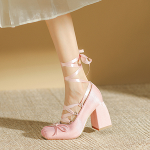 交叉绑带粉色缎面高跟鞋女粗跟外穿芭蕾舞鞋2024新款法式方头单鞋