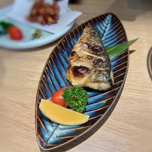 日式创意陶瓷餐具和风叶子型寿司碟秋刀鱼盘炸物碟烤串盘冷菜碟板