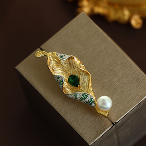 原创小众设计师品牌法式复古镂空雕花工艺祖母绿金色叶子珍珠胸针