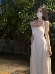 白色挂脖连衣裙子夏季2024新款法式小个子初恋收腰度假吊带长裙子