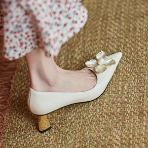 萌女时代珍珠花朵尖头高跟鞋浅口异型跟米白色温柔仙女鞋淑女单鞋