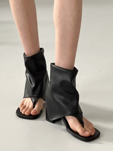 2024年夏新款小众设计露趾夹脚猫跟凉靴女个性时装人字凉鞋韩版