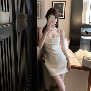 白色吊带连衣裙女2023早秋新款珍珠钻气质生日小礼服性感派对短裙