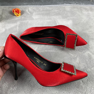 红色结婚高跟鞋女2022年新款细跟沙丁布单鞋尖头方扣女鞋性感婚鞋