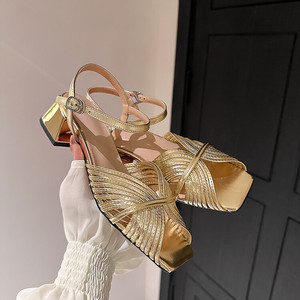 [在逃公主]2023年夏季新款时髦炸街韩系显瘦金色粗跟露趾女凉鞋