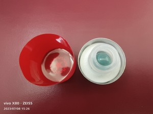 茅台镇白瓷瓶玻璃珠盖子在封口磨砂胶冒封口膜热缩膜封口盖