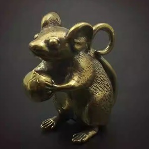 复古包浆黄铜实心生肖老鼠抱桃子小摆件铜器复古小玩物铜小老鼠