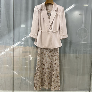 艾德琳娜AN51-T016商场专卖2024春时尚女装复古西服印花两件套裙