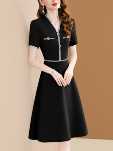 国际大牌小香风短袖黑色连衣裙女2023夏季新款V领收腰显瘦中长裙
