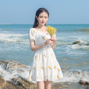 连衣裙女夏季2024新款菠萝刺绣小个子收腰显瘦减龄小清新甜美裙子