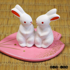 日本代购 匠人手工 樱花叶上的两只小兔子 可爱 民俗和风素陶摆件