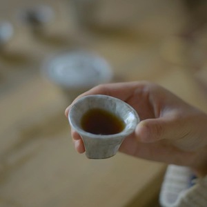 日式手作粗陶茶杯功夫茶具粉引小号品茗杯子创意三角陶瓷白酒杯