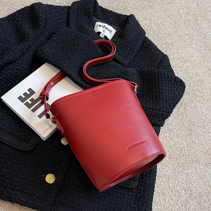 红色包包女2024新款时尚简约单肩斜挎包韩系高级感洋气水桶包婚包