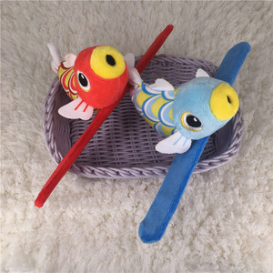 创意可爱小鲤鱼娃娃儿童成人啪啪圈幼儿园表演节目装饰品手环玩具